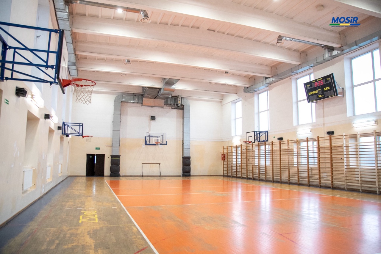 Sportowy blask po latach! Sala gimnastyczna ZSZ nr 1 w Ostrołęce przeszła kompleksowy remont [21.10.2025] - zdjęcie #2 - eOstroleka.pl