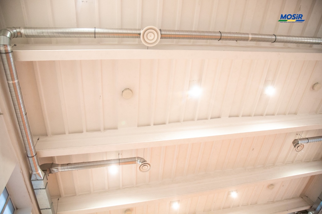 Sportowy blask po latach! Sala gimnastyczna ZSZ nr 1 w Ostrołęce przeszła kompleksowy remont [21.10.2025] - zdjęcie #1 - eOstroleka.pl