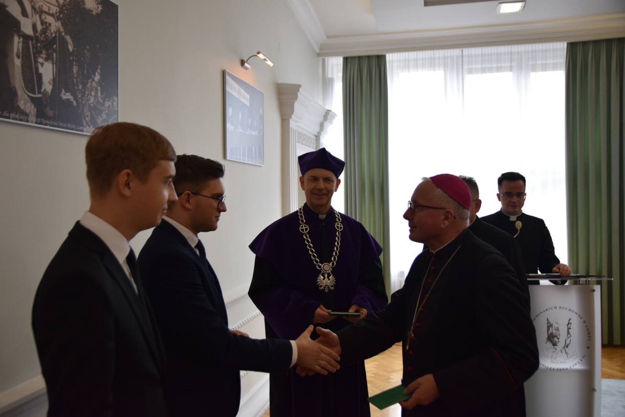 Inauguracja roku akademickiego w Wyższym Seminarium Duchownym w Łomży [16.10.2025] - zdjęcie #15 - eOstroleka.pl