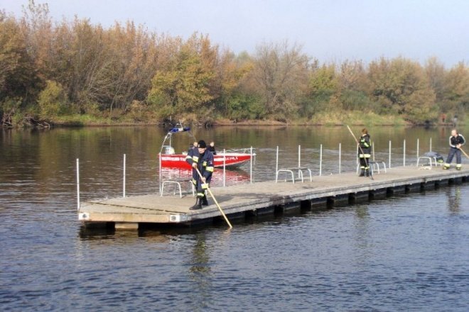 Rozbiórka pomostu na plaży  - zdjęcie #15 - eOstroleka.pl
