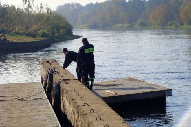 Rozbiórka pomostu na plaży  - zdjęcie #10 - eOstroleka.pl