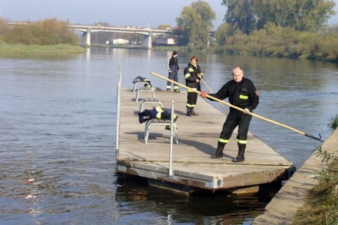 Rozbiórka pomostu na plaży  - zdjęcie #9 - eOstroleka.pl