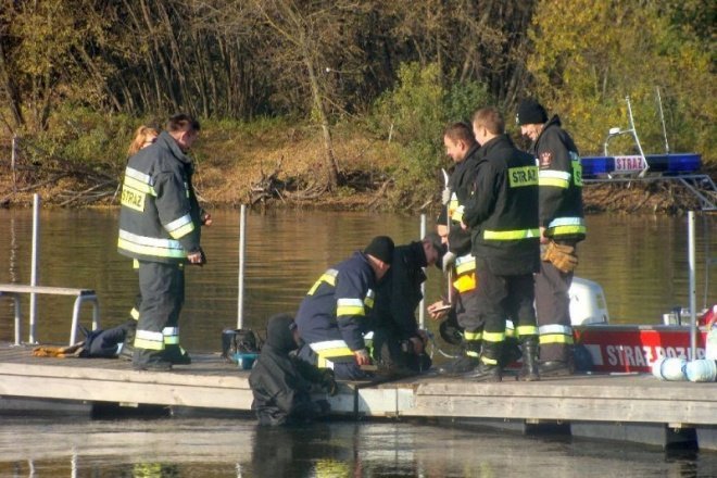 Rozbiórka pomostu na plaży  - zdjęcie #7 - eOstroleka.pl