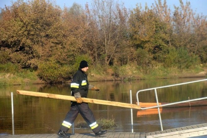 Rozbiórka pomostu na plaży  - zdjęcie #6 - eOstroleka.pl