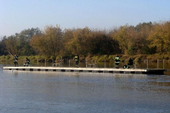 Rozbiórka pomostu na plaży  - zdjęcie #4 - eOstroleka.pl