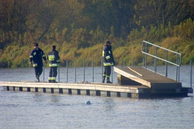 Rozbiórka pomostu na plaży  - zdjęcie #1 - eOstroleka.pl