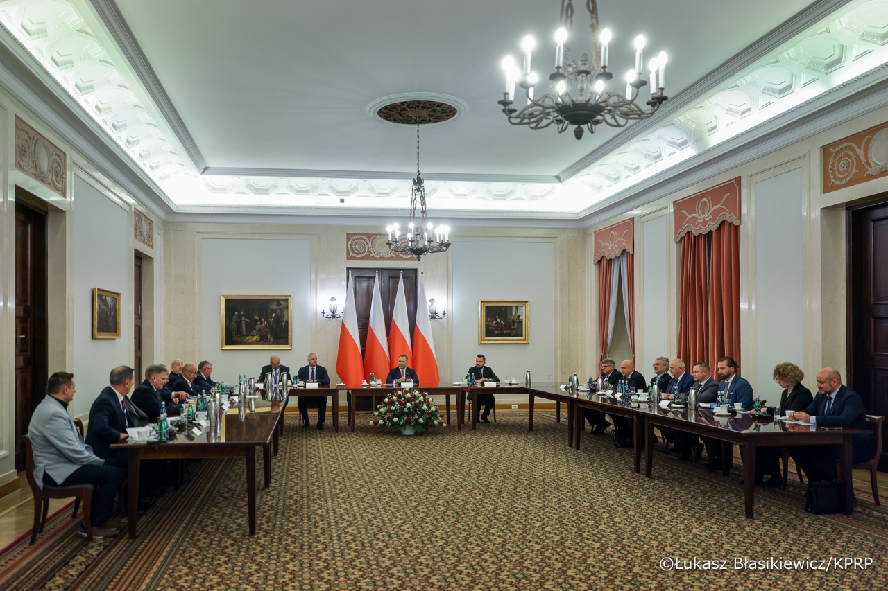 Prezydent spotkał się z przedstawicielami przewoźników drogowych - fot. Łukasz Błasikiewicz KPRP [22.10.2025] - zdjęcie #1 - eOstroleka.pl