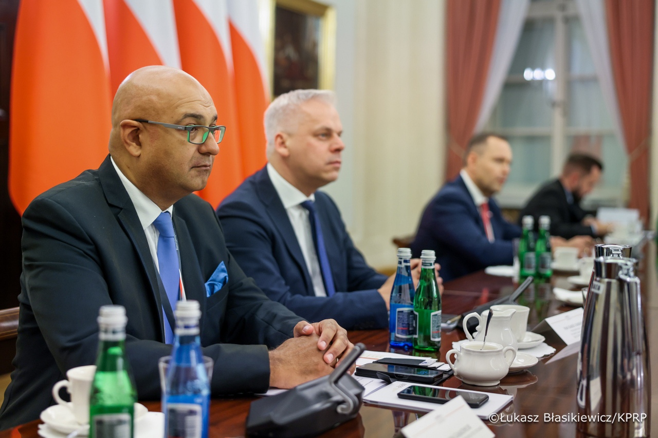 Prezydent spotkał się z przedstawicielami przewoźników drogowych - fot. Łukasz Błasikiewicz KPRP [22.10.2025] - zdjęcie #6 - eOstroleka.pl