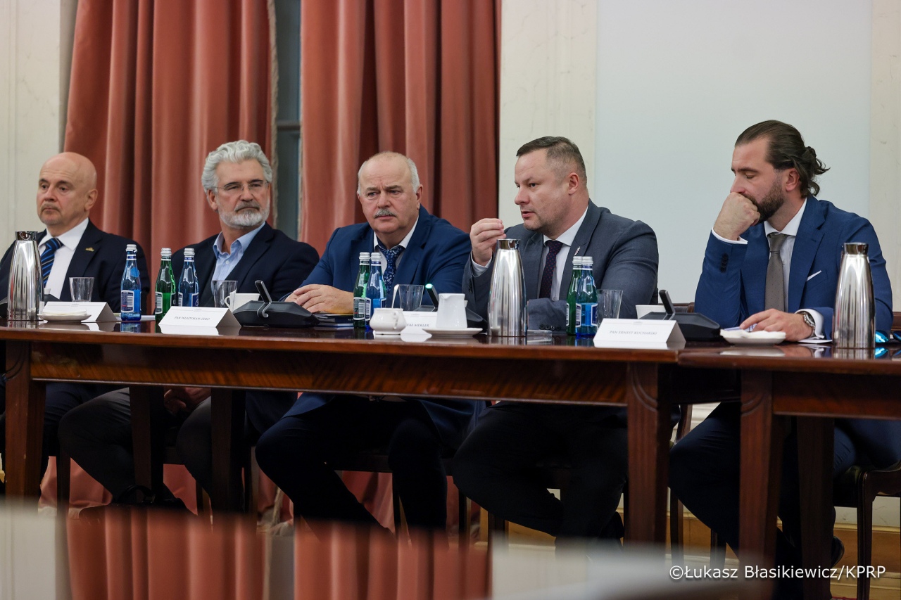 Prezydent spotkał się z przedstawicielami przewoźników drogowych - fot. Łukasz Błasikiewicz KPRP [22.10.2025] - zdjęcie #13 - eOstroleka.pl