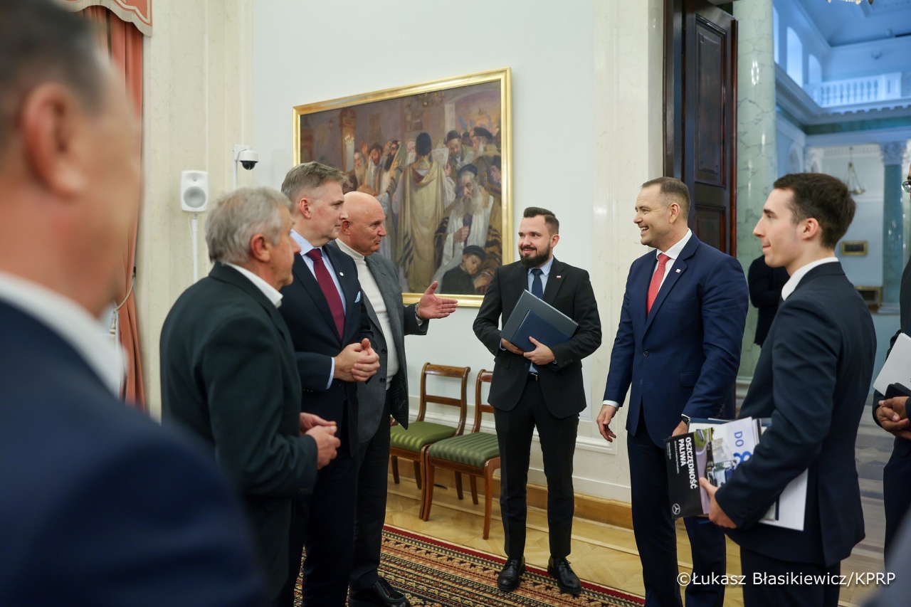 Prezydent spotkał się z przedstawicielami przewoźników drogowych - fot. Łukasz Błasikiewicz KPRP [22.10.2025] - zdjęcie #15 - eOstroleka.pl