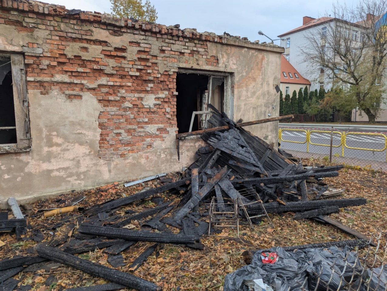 Pustostan przy Kickiego po pożarze [24.10.2025] - zdjęcie #5 - eOstroleka.pl