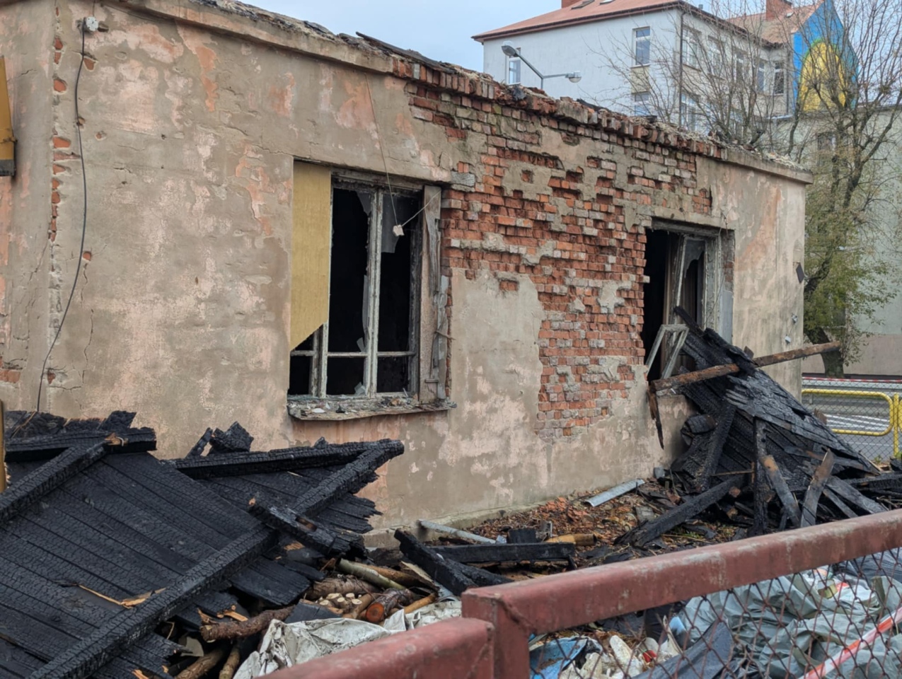 Pustostan przy Kickiego po pożarze [24.10.2025] - zdjęcie #7 - eOstroleka.pl