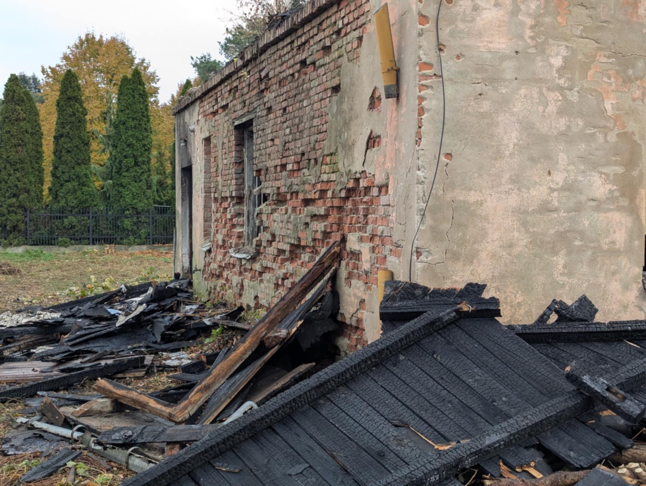 Pustostan przy Kickiego po pożarze [24.10.2025] - zdjęcie #8 - eOstroleka.pl