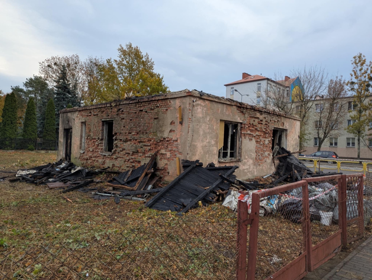 Pustostan przy Kickiego po pożarze [24.10.2025] - zdjęcie #10 - eOstroleka.pl