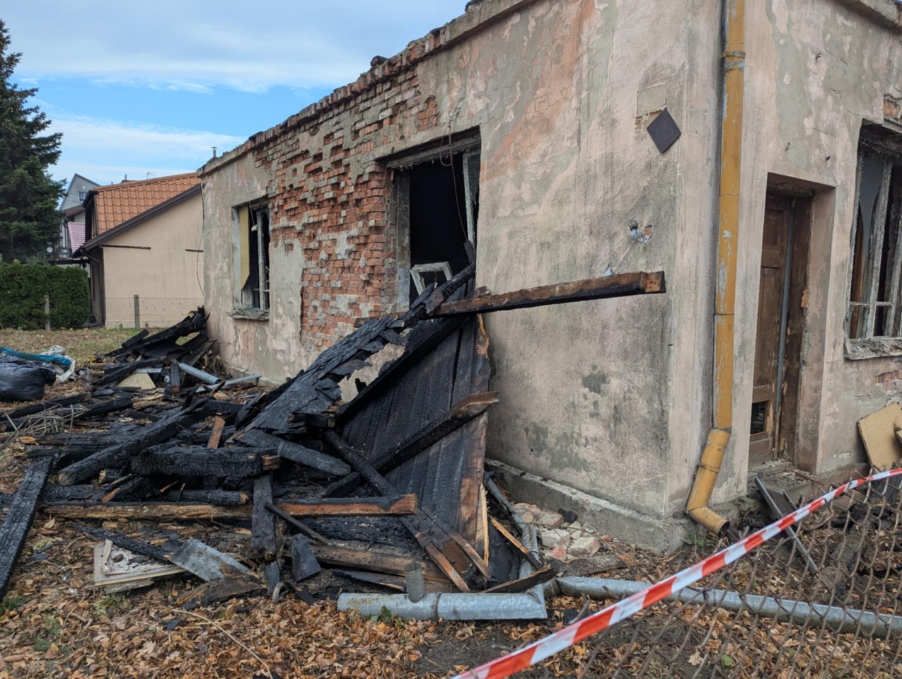 Pustostan przy Kickiego po pożarze [24.10.2025] - zdjęcie #4 - eOstroleka.pl