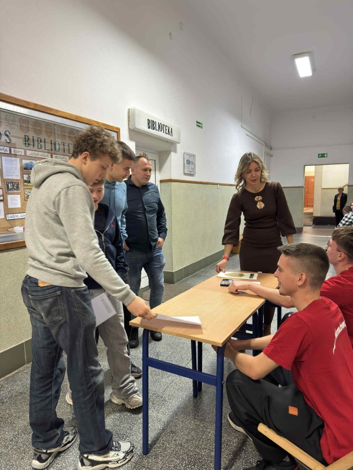 Gra terenowa w ZSZ nr 1 - Poznaj Metalówkę [24.10.2025] - zdjęcie #4 - eOstroleka.pl