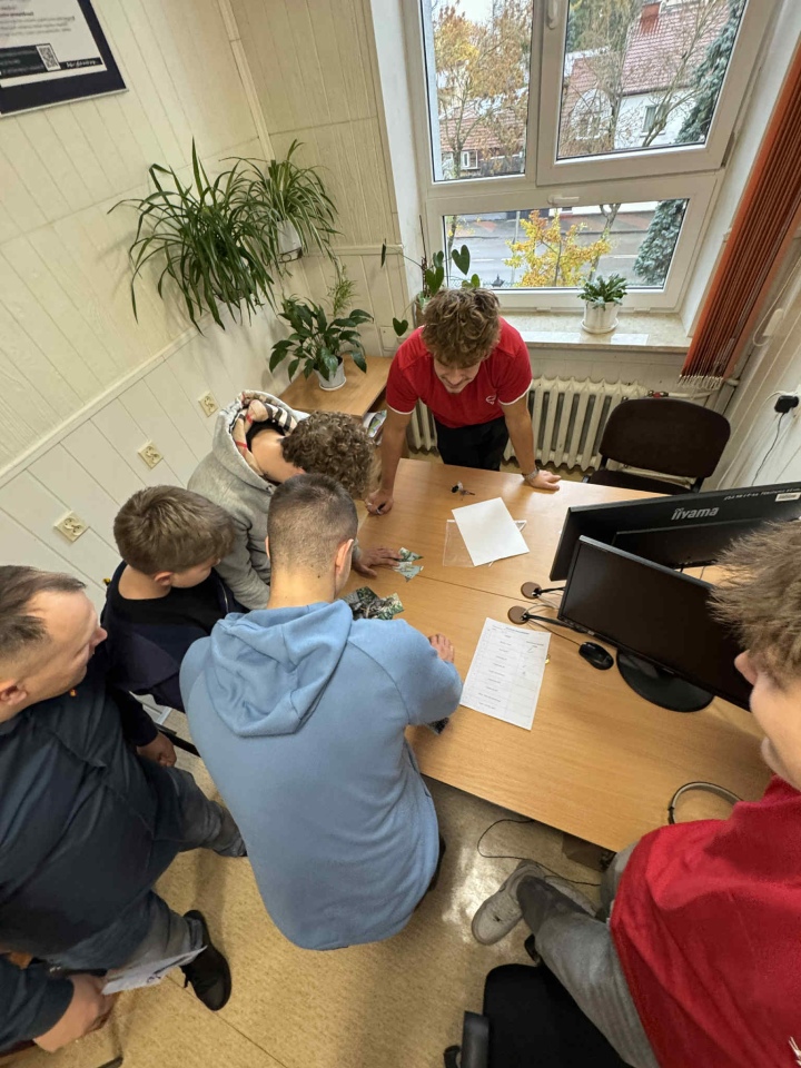Gra terenowa w ZSZ nr 1 - Poznaj Metalówkę [24.10.2025] - zdjęcie #3 - eOstroleka.pl