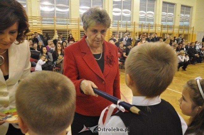 Pasowanie pierwszoklasistów na uczniów w Szkole Podstawowej nr 6 [27.X.2011] - zdjęcie #16 - eOstroleka.pl