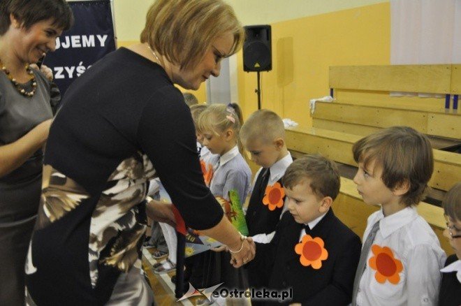 Pasowanie pierwszoklasistów na uczniów w Szkole Podstawowej nr 6 [27.X.2011] - zdjęcie #12 - eOstroleka.pl