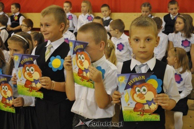 Pasowanie pierwszoklasistów na uczniów w Szkole Podstawowej nr 6 [27.X.2011] - zdjęcie #10 - eOstroleka.pl