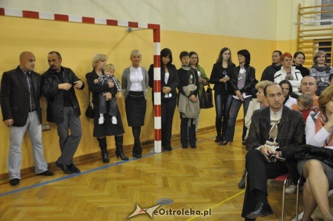 Pasowanie pierwszoklasistów na uczniów w Szkole Podstawowej nr 6 [27.X.2011] - zdjęcie #9 - eOstroleka.pl