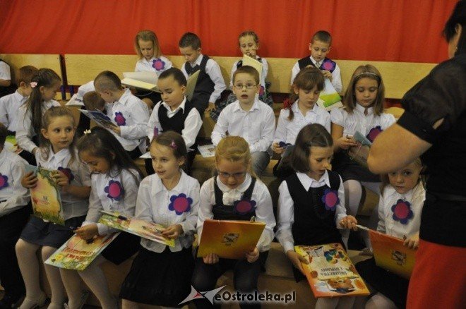 Pasowanie pierwszoklasistów na uczniów w Szkole Podstawowej nr 6 [27.X.2011] - zdjęcie #2 - eOstroleka.pl