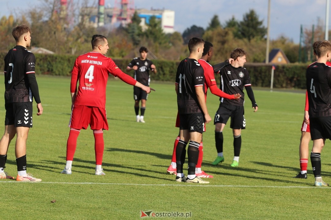 Narew Ostrołęka - Polonia II Warszawa [25.10.2025] - zdjęcie #28 - eOstroleka.pl