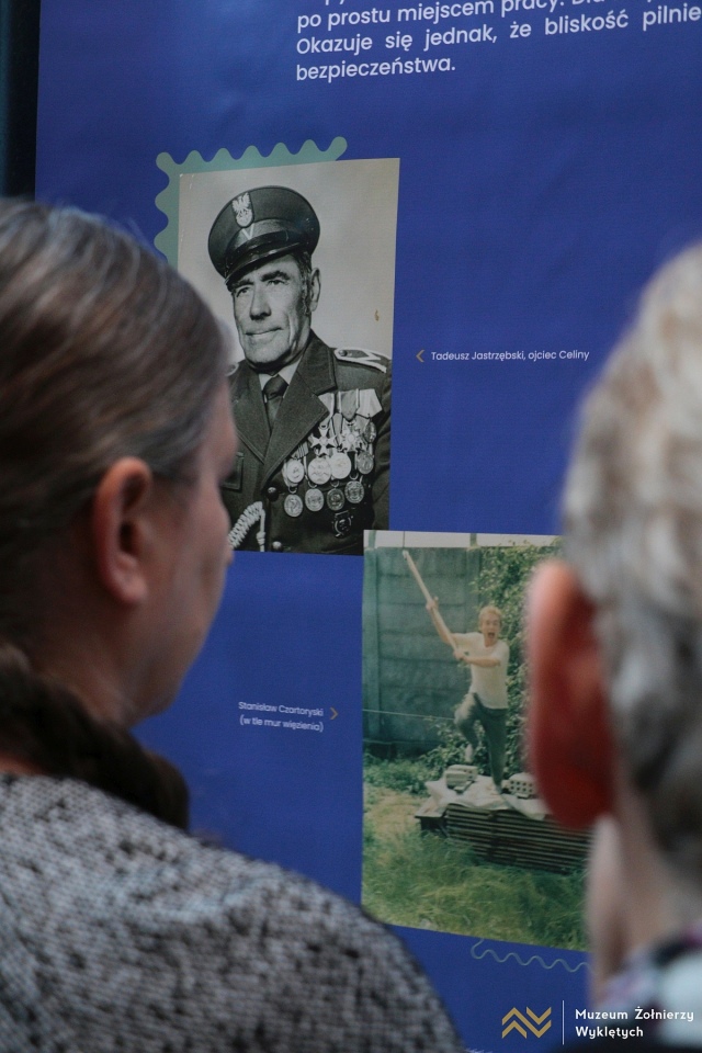 Otwarcie wystawy „Dobre sąsiedztwo. Opowieści wokół dawnego więzienia” w Muzeum Żołnierzy Wyklętych [28.10.2025] - zdjęcie #32 - eOstroleka.pl