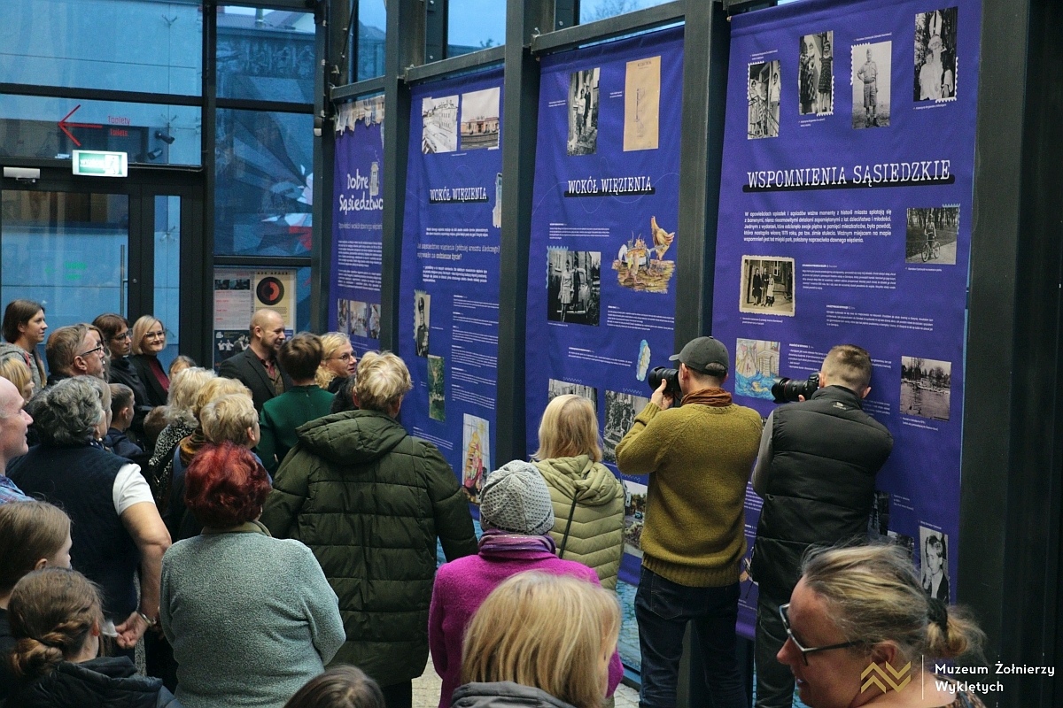 Otwarcie wystawy „Dobre sąsiedztwo. Opowieści wokół dawnego więzienia” w Muzeum Żołnierzy Wyklętych [28.10.2025] - zdjęcie #28 - eOstroleka.pl