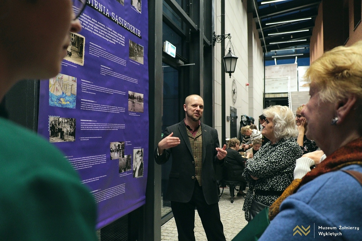 Otwarcie wystawy „Dobre sąsiedztwo. Opowieści wokół dawnego więzienia” w Muzeum Żołnierzy Wyklętych [28.10.2025] - zdjęcie #22 - eOstroleka.pl