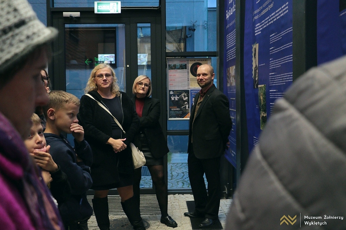 Otwarcie wystawy „Dobre sąsiedztwo. Opowieści wokół dawnego więzienia” w Muzeum Żołnierzy Wyklętych [28.10.2025] - zdjęcie #7 - eOstroleka.pl