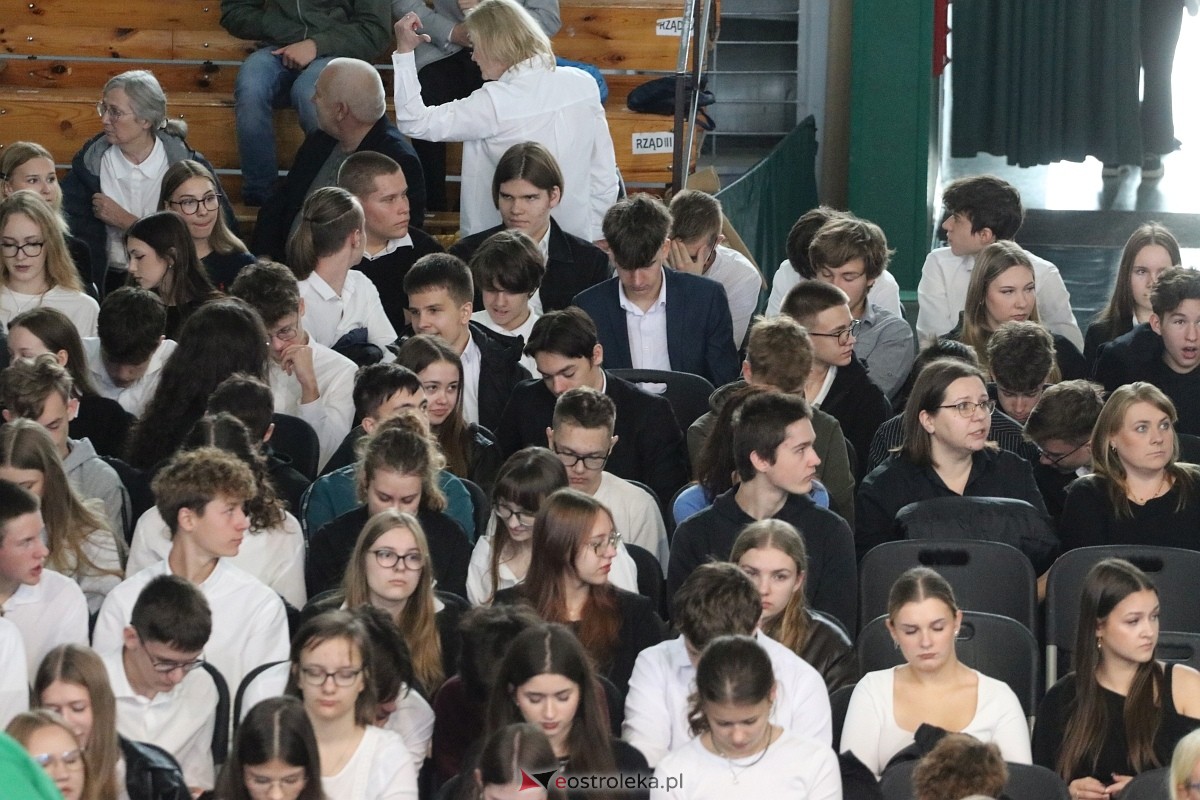 Święto Patrona II LO im. C. K. Norwida w Ostrołęce [29.10.2025] - zdjęcie #76 - eOstroleka.pl