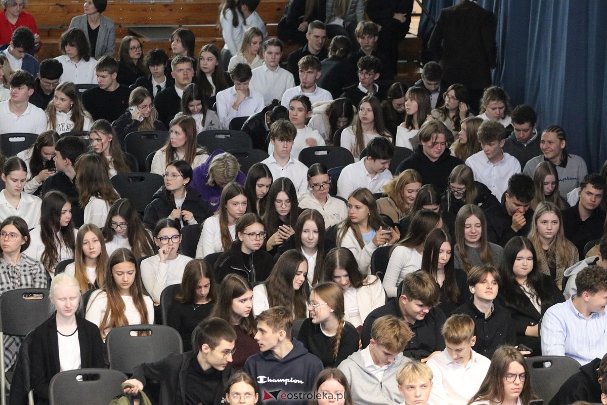 Święto Patrona II LO im. C. K. Norwida w Ostrołęce [29.10.2025] - zdjęcie #75 - eOstroleka.pl