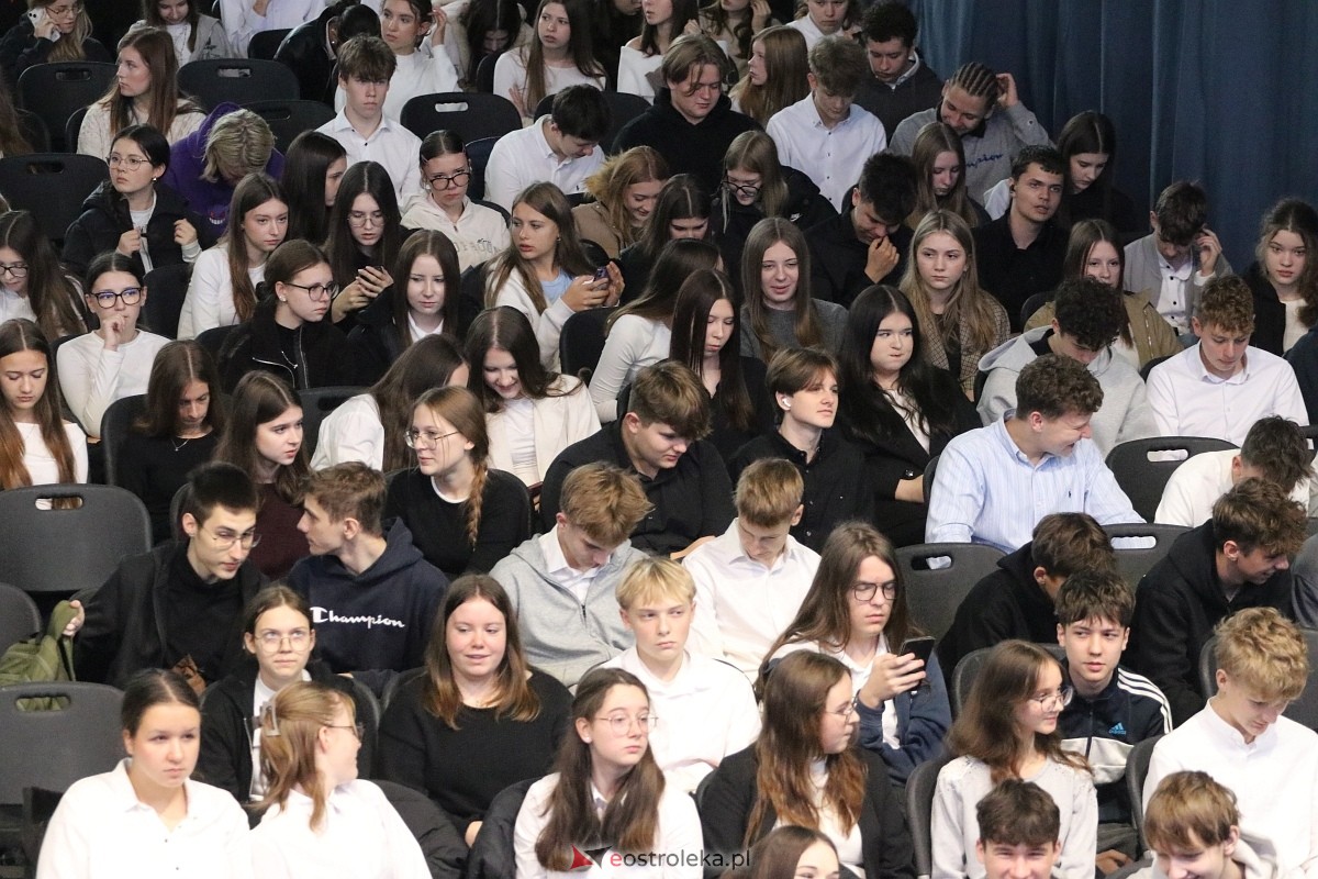Święto Patrona II LO im. C. K. Norwida w Ostrołęce [29.10.2025] - zdjęcie #74 - eOstroleka.pl
