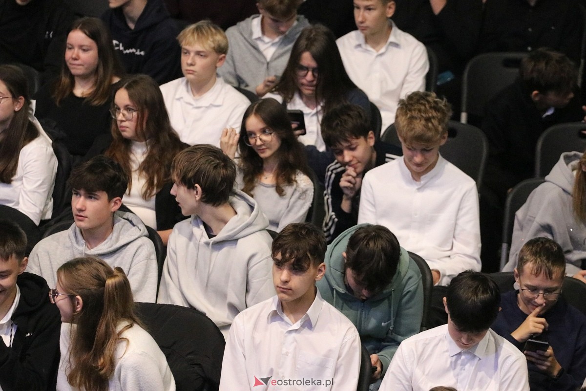 Święto Patrona II LO im. C. K. Norwida w Ostrołęce [29.10.2025] - zdjęcie #45 - eOstroleka.pl