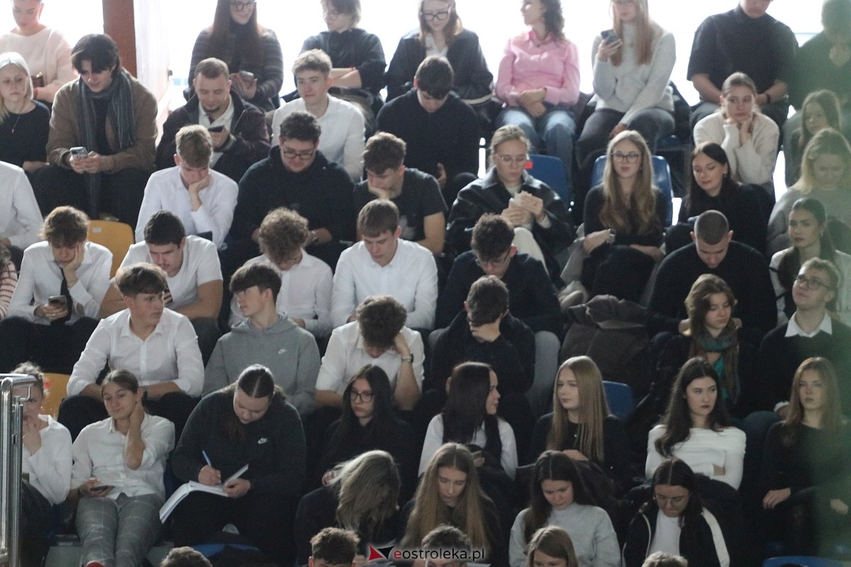 Święto Patrona II LO im. C. K. Norwida w Ostrołęce [29.10.2025] - zdjęcie #43 - eOstroleka.pl