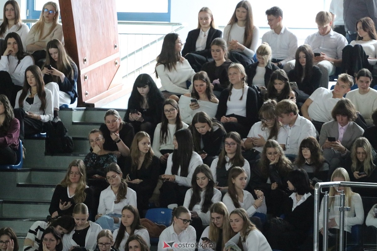 Święto Patrona II LO im. C. K. Norwida w Ostrołęce [29.10.2025] - zdjęcie #39 - eOstroleka.pl