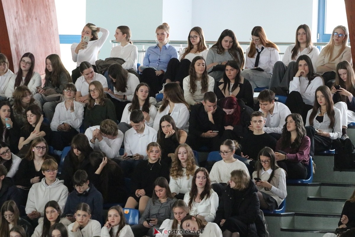 Święto Patrona II LO im. C. K. Norwida w Ostrołęce [29.10.2025] - zdjęcie #38 - eOstroleka.pl