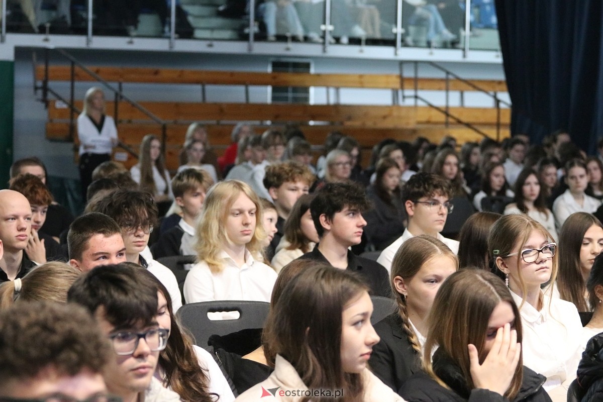 Święto Patrona II LO im. C. K. Norwida w Ostrołęce [29.10.2025] - zdjęcie #32 - eOstroleka.pl