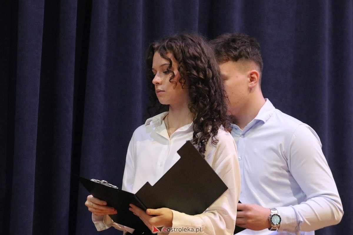 Święto Patrona II LO im. C. K. Norwida w Ostrołęce [29.10.2025] - zdjęcie #24 - eOstroleka.pl