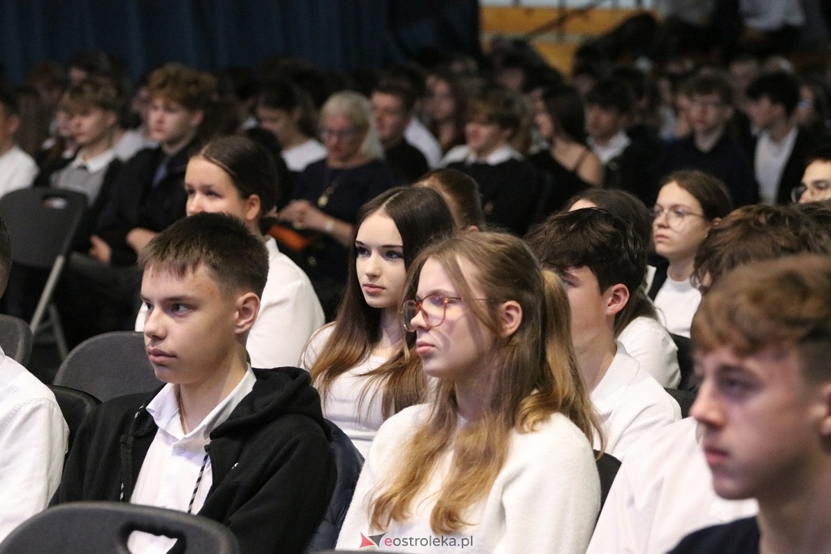Święto Patrona II LO im. C. K. Norwida w Ostrołęce [29.10.2025] - zdjęcie #21 - eOstroleka.pl