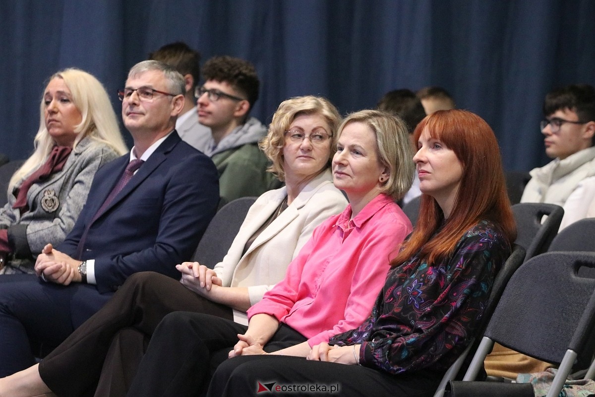 Święto Patrona II LO im. C. K. Norwida w Ostrołęce [29.10.2025] - zdjęcie #8 - eOstroleka.pl