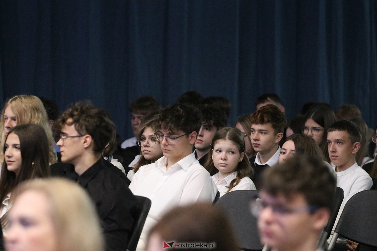 Święto Patrona II LO im. C. K. Norwida w Ostrołęce [29.10.2025] - zdjęcie #7 - eOstroleka.pl