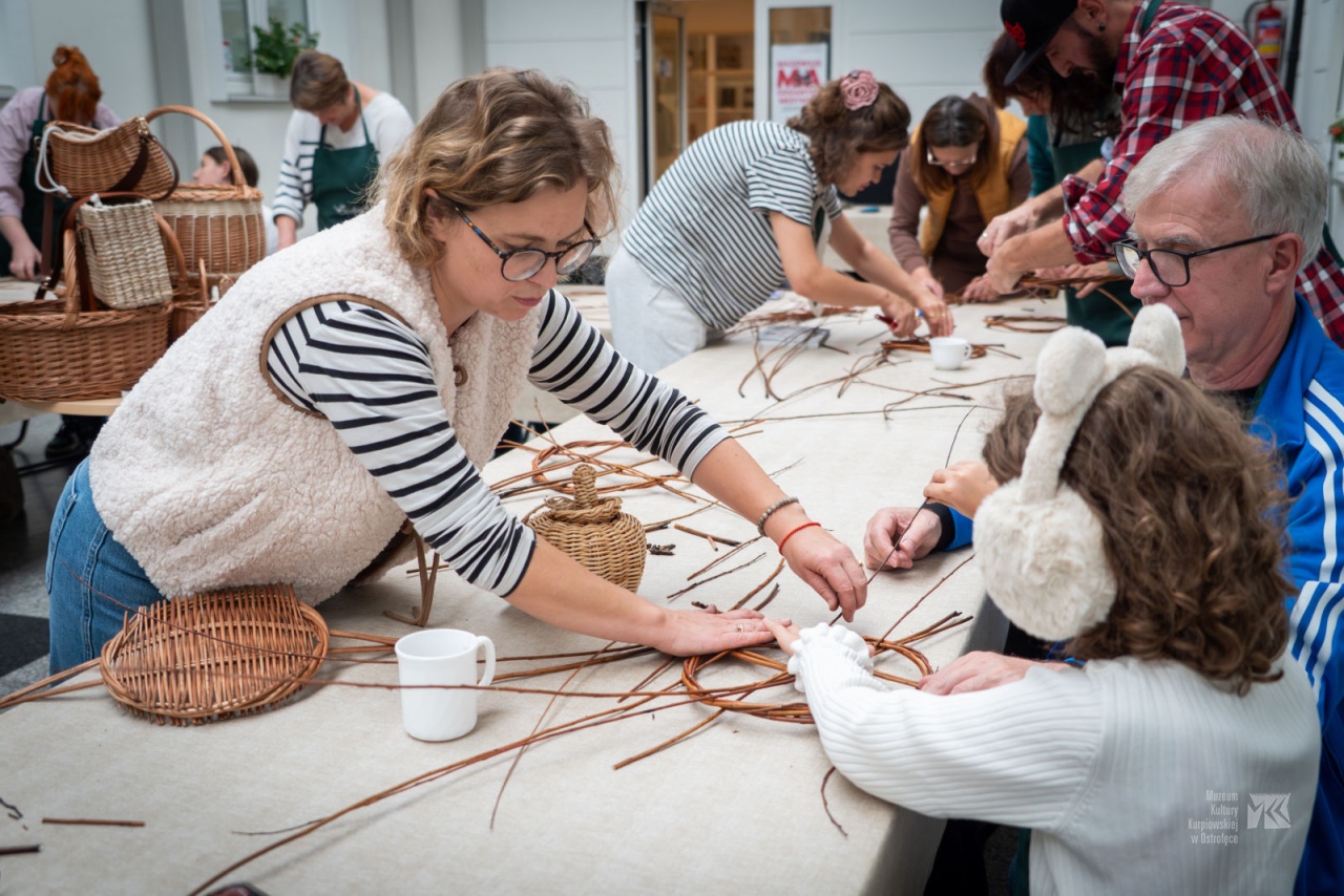 Podsumowanie warsztatów plecionkarskich w Muzeum Kultury Kurpiowskiej [29.10.2025] - zdjęcie #21 - eOstroleka.pl