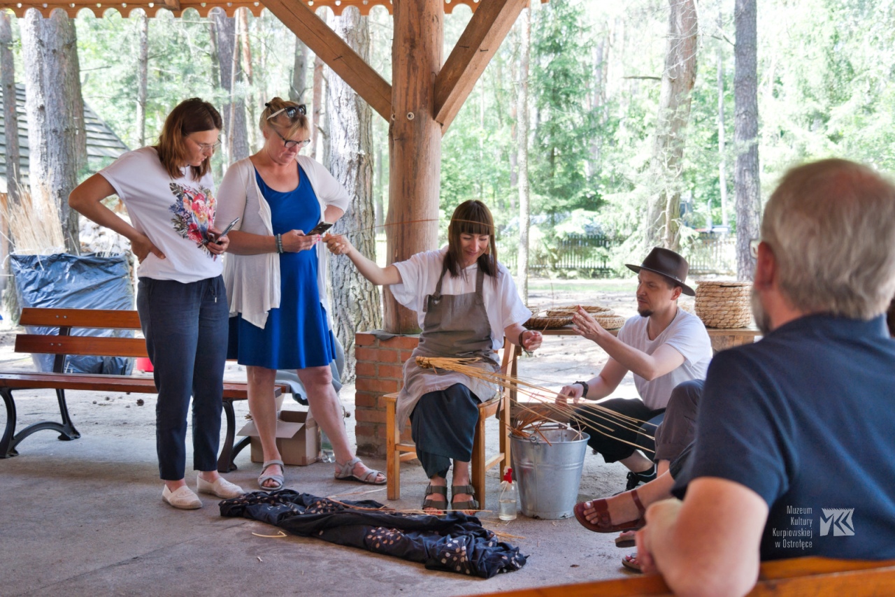 Podsumowanie warsztatów plecionkarskich w Muzeum Kultury Kurpiowskiej [29.10.2025] - zdjęcie #20 - eOstroleka.pl