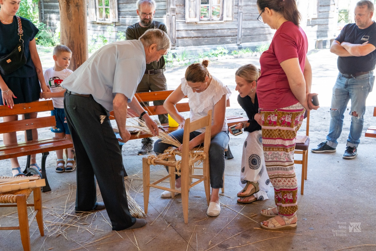 Podsumowanie warsztatów plecionkarskich w Muzeum Kultury Kurpiowskiej [29.10.2025] - zdjęcie #19 - eOstroleka.pl