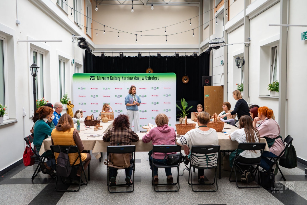 Podsumowanie warsztatów plecionkarskich w Muzeum Kultury Kurpiowskiej [29.10.2025] - zdjęcie #14 - eOstroleka.pl