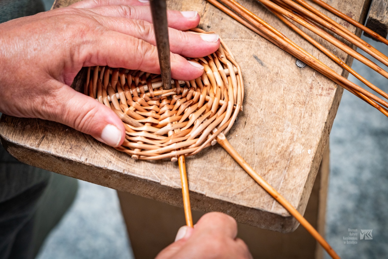 Podsumowanie warsztatów plecionkarskich w Muzeum Kultury Kurpiowskiej [29.10.2025] - zdjęcie #13 - eOstroleka.pl