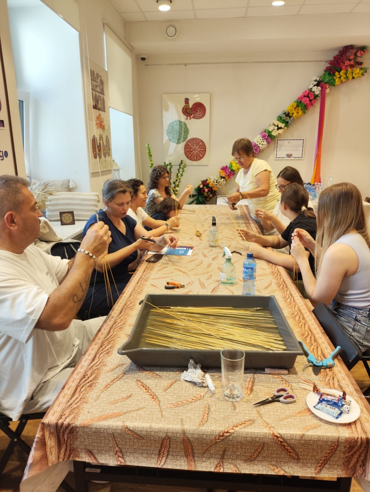 Podsumowanie warsztatów plecionkarskich w Muzeum Kultury Kurpiowskiej [29.10.2025] - zdjęcie #9 - eOstroleka.pl