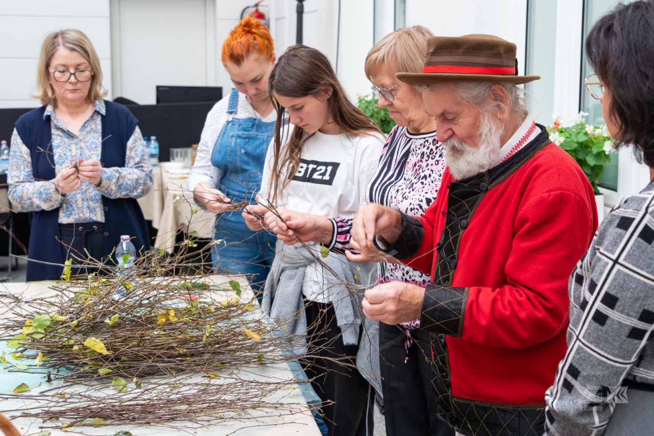 Podsumowanie warsztatów plecionkarskich w Muzeum Kultury Kurpiowskiej [29.10.2025] - zdjęcie #7 - eOstroleka.pl
